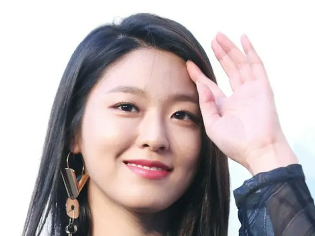 韓国ガールズグループ「AOA」ソリョン（22）がFNCと再契約を締結したとの報道が流れた。そんな中、事務所側は「論議する部分が残っている」と明らかにした。