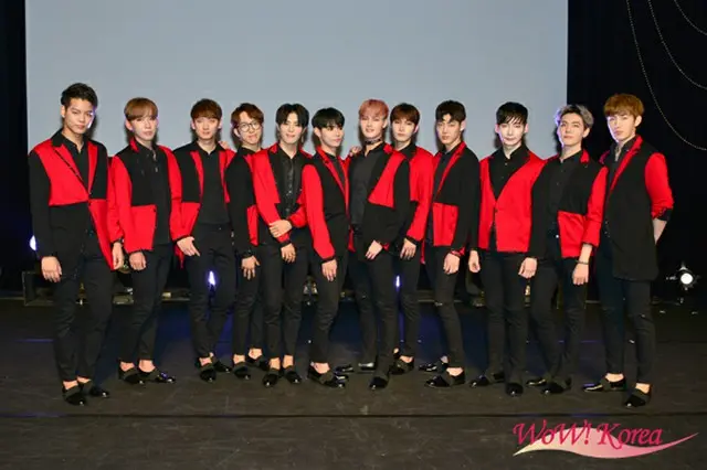 「Apeace」左からドゥファン、ゴンヒ、ヒョンソン、J.D、スンヒョク、シヒョク、ヨンウク、ワンチョル、ジヌ、セヒョン、ジュンシク、ソンホ