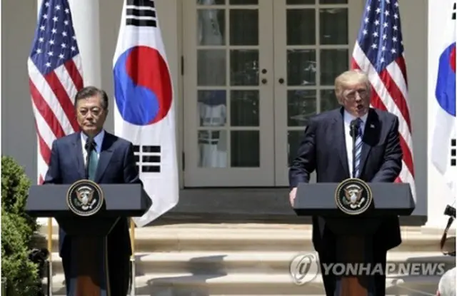 米ホワイトハウスで共同記者会見を行う文大統領（左）とトランプ大統領＝３０日、ワシントン（聯合ニュース）