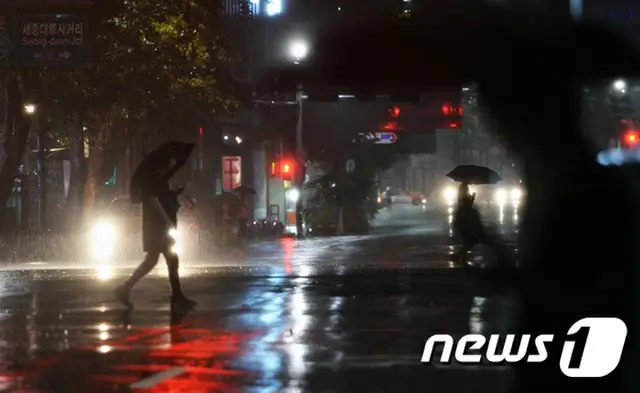 梅雨前線の影響で韓国の中部地方と一部南部地方で雷と稲妻を伴った豪雨となり、ソウル地域でも被害が相次いだ。
