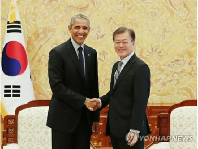 オバマ氏と握手を交わす文大統領（青瓦台提供）＝３日、ソウル（聯合ニュース）