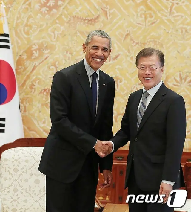 韓国の文在寅（ムン・ジェイン）大統領は3日午後、韓国・青瓦台（大統領府）でバラク・オバマ前米大統領と会談した。