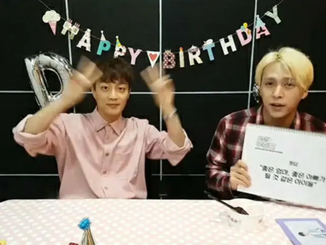 韓国ボーイズグループ「Highlight」のドゥジュンの誕生日のために、グループ内で一番の末っ子となるドンウンが、お祝いに駆け付けた。（提供:OSEN）