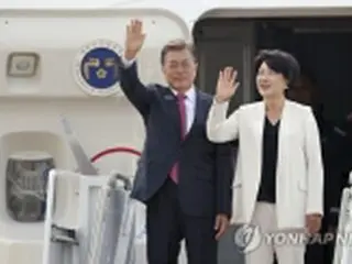 文大統領「大変な危機、足取り重い」　硬い表情で外遊へ