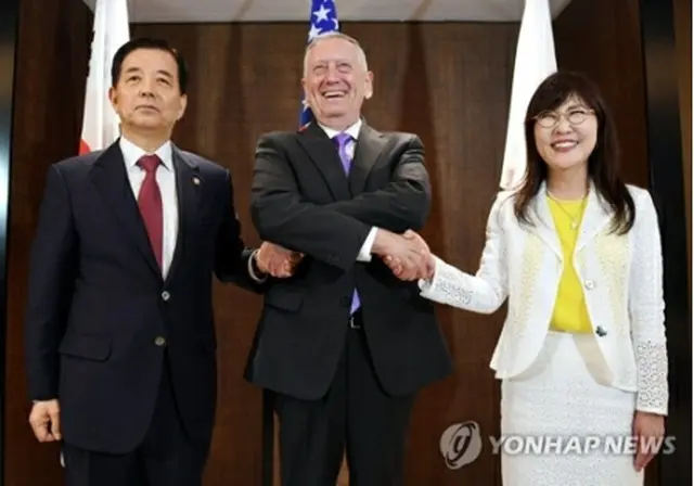 左から、韓長官、マティス長官、稲田朋美防衛相（資料写真）=（聯合ニュース）