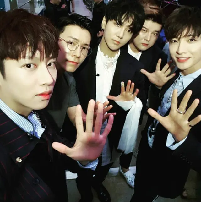 あいさつポーズをして、カメラを見詰めている「SUPER JUNIOR」のメンバー5人。（提供:OSEN）