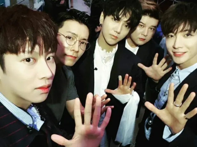 あいさつポーズをして、カメラを見詰めている「SUPER JUNIOR」のメンバー5人。（提供:OSEN）