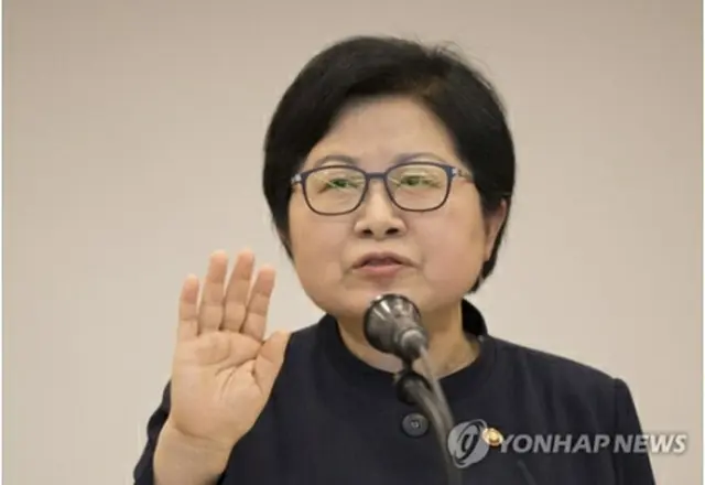 長官就任式で宣誓する鄭鉉栢氏＝７日、ソウル（聯合ニュース）