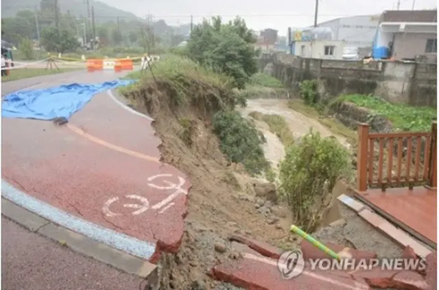 大雨で寸断された道路（世宗市提供）＝１０日、世宗（聯合ニュース）