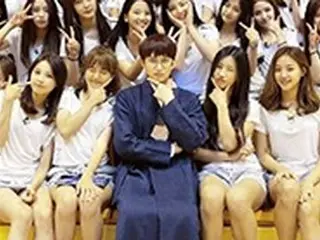「SUPER JUNIOR」キム・ヒチョル、「アイドル学校」41人の練習生と団体ショット…“担任の貫禄”
