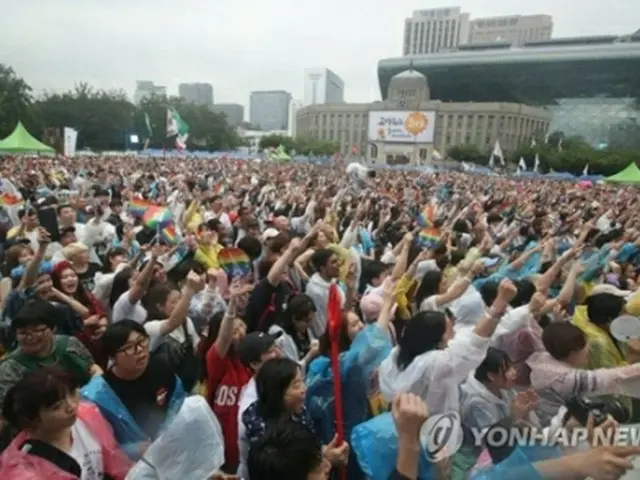 会場となったソウル市庁前広場に多くの人が集まった＝１５日、ソウル（聯合ニュース）