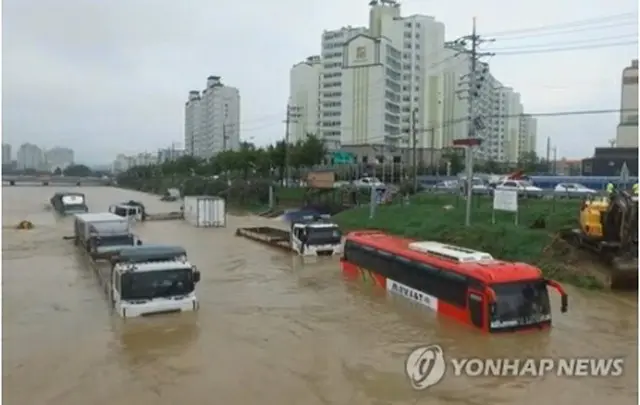 冠水し、車が水につかった忠清北道・曽坪にある駐車場＝１６日、曽坪（聯合ニュース）