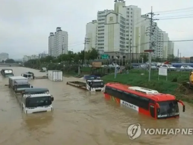 冠水し、車が水につかった忠清北道・曽坪にある駐車場＝１６日、曽坪（聯合ニュース）