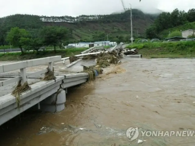 大雨の影響で損壊した清州市内の橋＝１６日、清州（聯合ニュース）