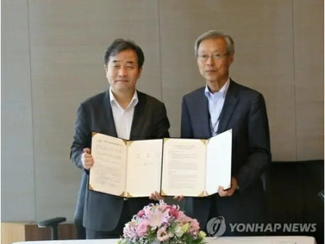 韓国の国家基幹通信社、聯合ニュースの朴魯晃（パク・ノファン）社長が１９日、東京の共同通信社を訪問し、同社の福山正喜社長と、聯合ニュース、共同通信、中国国営新華社の３社による報道写真展開催に関する了解覚書を締結した。写真展は来年開催の平昌冬季
