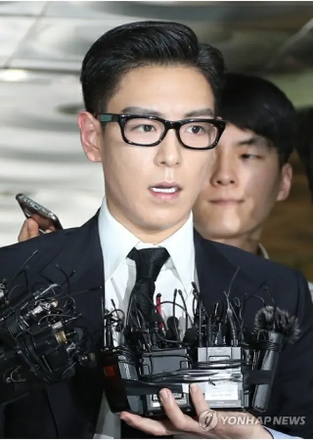 公判を終えて地裁を出るＴ．Ｏ．Ｐ＝２０日、ソウル（聯合ニュース）