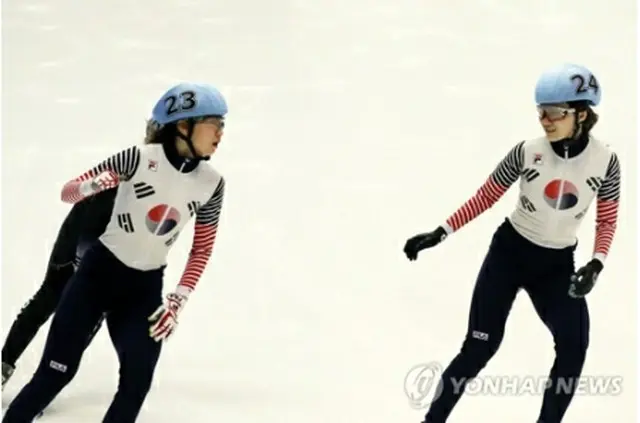 ショートトラック女子の沈錫希（左）と崔ミン禎（右）＝（聯合ニュース）