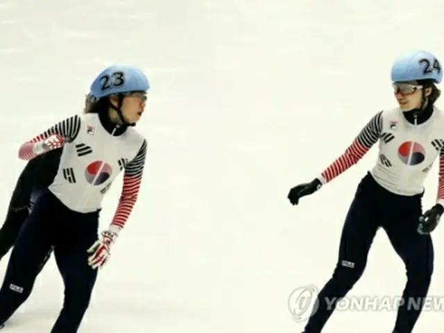 ショートトラック女子の沈錫希（左）と崔ミン禎（右）＝（聯合ニュース）