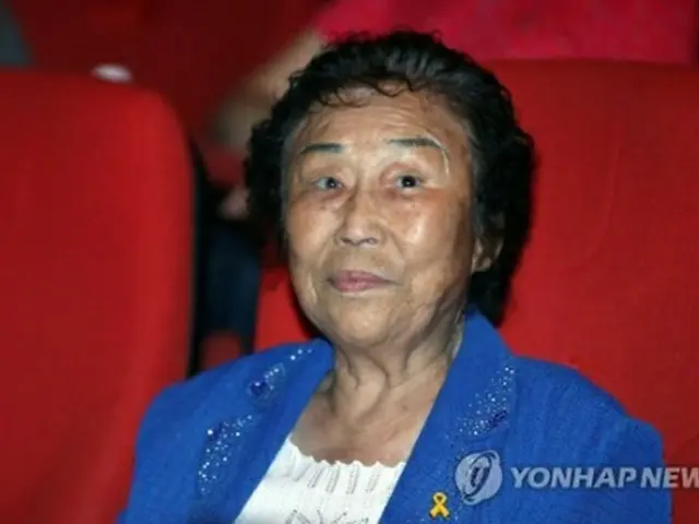 試写会に訪れた梁錦徳さん＝２４日、光州（聯合ニュース）