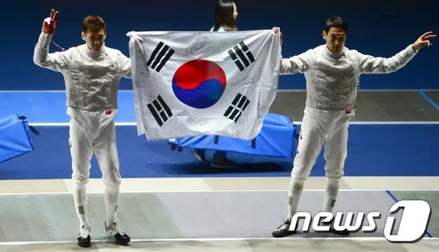 韓国男子サーブル代表チームが世界フェンシング選手権大会で史上初の団体戦金メダルを獲得した。