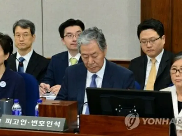 ５月２３日、ソウル中央地裁で開かれた初公判に出廷した朴槿恵被告（手前左端）＝（聯合ニュース）