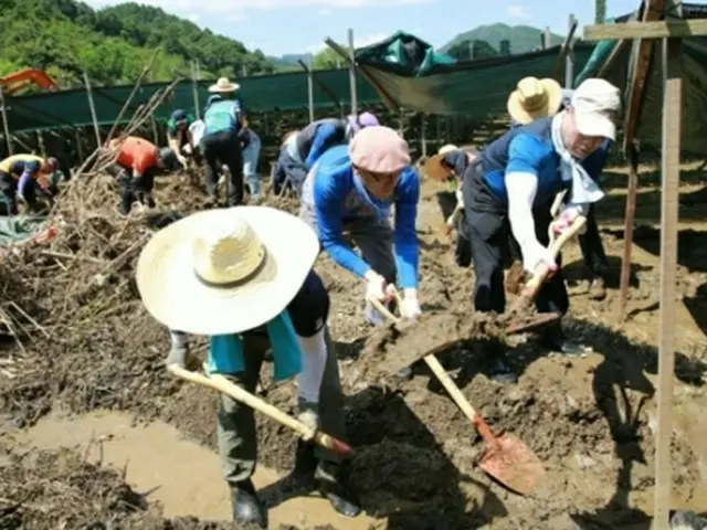 復旧作業を行う住民ら＝（聯合ニュース）