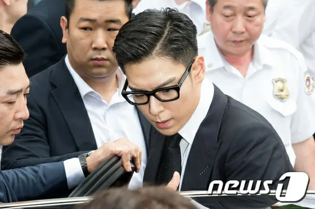 大麻吸引の容疑で在宅起訴され、執行猶予の判決を受けた韓国ボーイズグループ「BIGBANG」メンバーのT.O.P（29）の1審刑が確定したことにより、T.O.Pに対して義務警察への復帰命令が下された。（提供:news1）