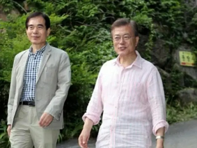 文大統領（右）＝（聯合ニュース）