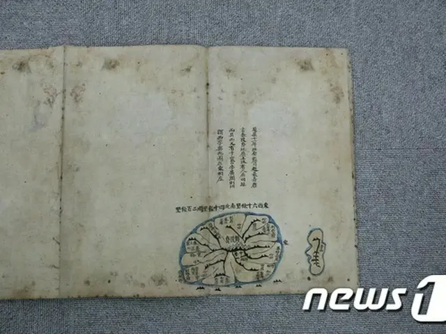 竹島（韓国名:独島）が描かれた「大東輿地図」彩飾写本が新たに日本で発見された。