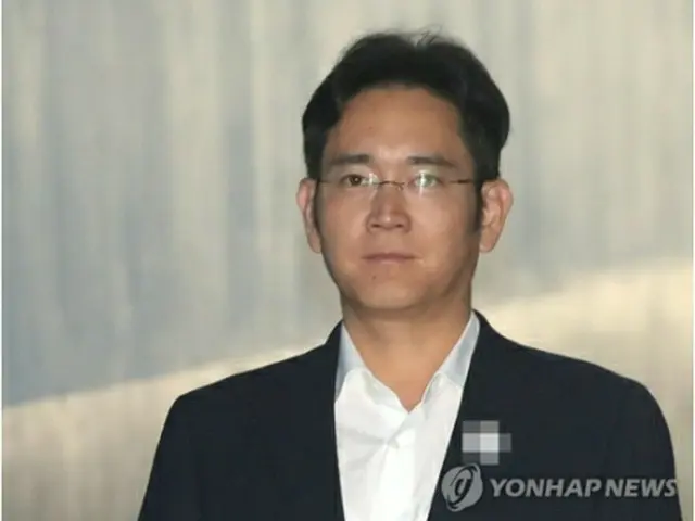 ソウル中央地裁に入る李被告＝２日、ソウル（聯合ニュース）