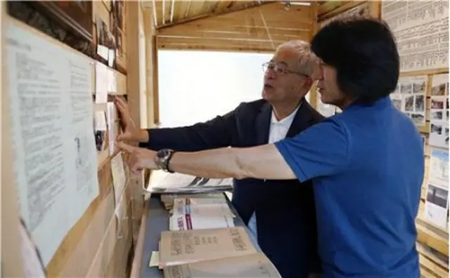 写真作家のイ・ジェガプさん（手前）と木村英人さん＝（聯合ニュース）
