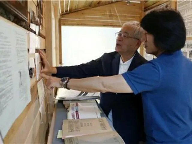 写真作家のイ・ジェガプさん（手前）と木村英人さん＝（聯合ニュース）