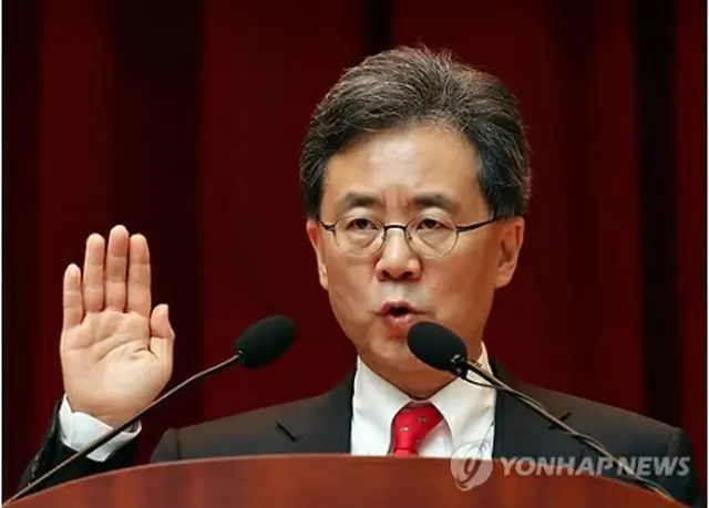 就任式で宣誓する金鉉宗氏＝４日、世宗（聯合ニュース）