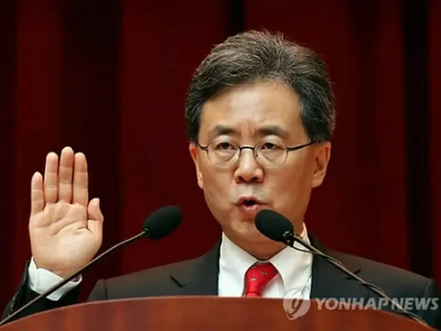就任式で宣誓する金鉉宗氏＝４日、世宗（聯合ニュース）