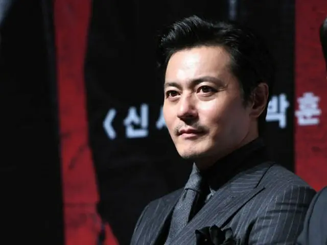 韓国俳優チャン・ドンゴン（45）がメジャーリーグで完ぺきな始球式をおこなった。