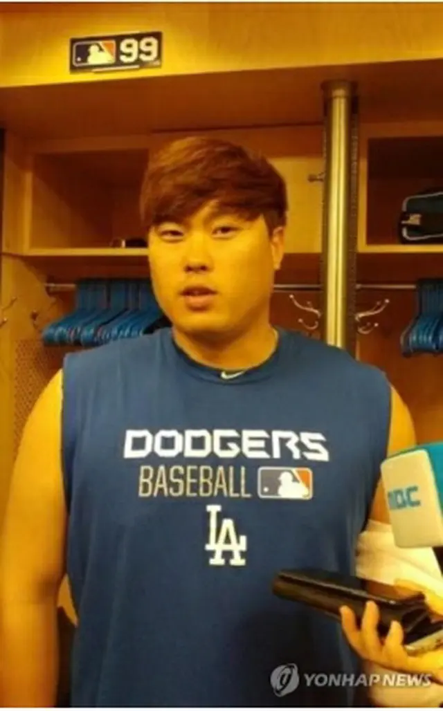 試合後、インタビューに応じる柳投手＝６日、ニューヨーク（聯合ニュース）