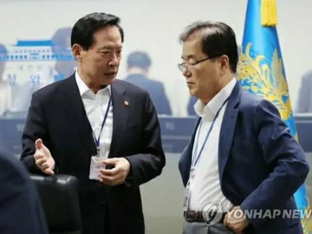 ７月２９日、北朝鮮による前日夜の弾道ミサイル発射を受けて開かれたＮＳＣ全体会議で対話する国防部の宋永武長官（左）と鄭義溶国家安保室長（青瓦台提供）＝（聯合ニュース）