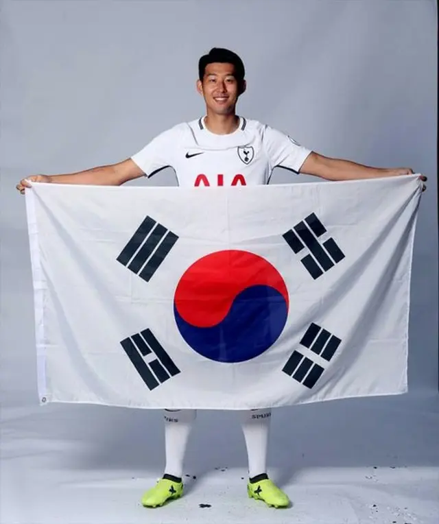 ソン・フンミン‐ク・ジャチョル‐チ・ドンウォン、光復節迎え太極旗持って“韓国万歳”（提供:OSEN）