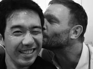 映画「タクシー運転手」出演のドイツ俳優トーマス・クレッチマン、チャン・フン監督にキス 「友よ、興行おめでとう」