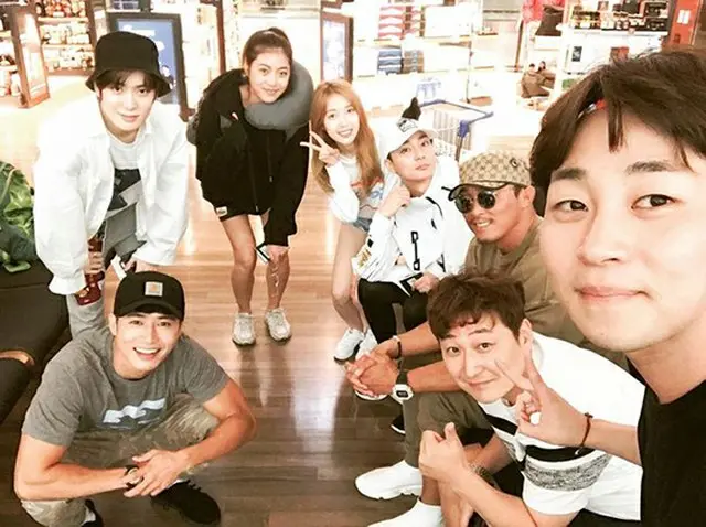 歌手ロイ・キムが、SBSバラエティ番組「ジャングルの法則-フィジー編」の出国認証写真を公開した。（提供:OSEN）