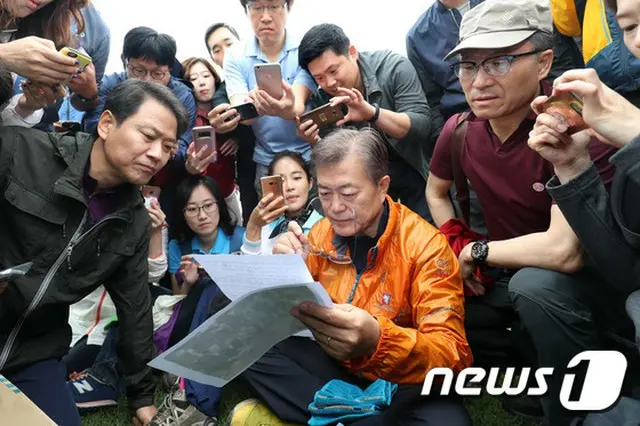 韓国の文在寅（ムン・ジェイン）大統領は16日、セウォル号沈没事故（2014年に起きた韓国のフェリー転覆事故）の被害者遺族に会い、政府を代表して謝罪の言葉を伝え、真相究明の意思を明かす。