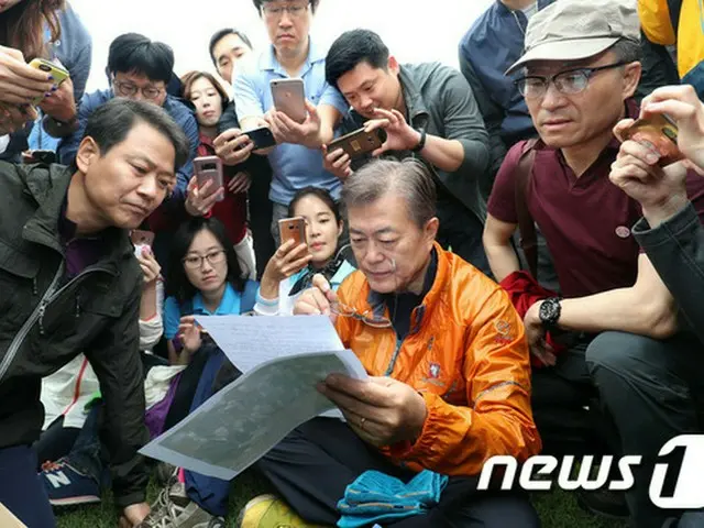 韓国の文在寅（ムン・ジェイン）大統領は16日、セウォル号沈没事故（2014年に起きた韓国のフェリー転覆事故）の被害者遺族に会い、政府を代表して謝罪の言葉を伝え、真相究明の意思を明かす。