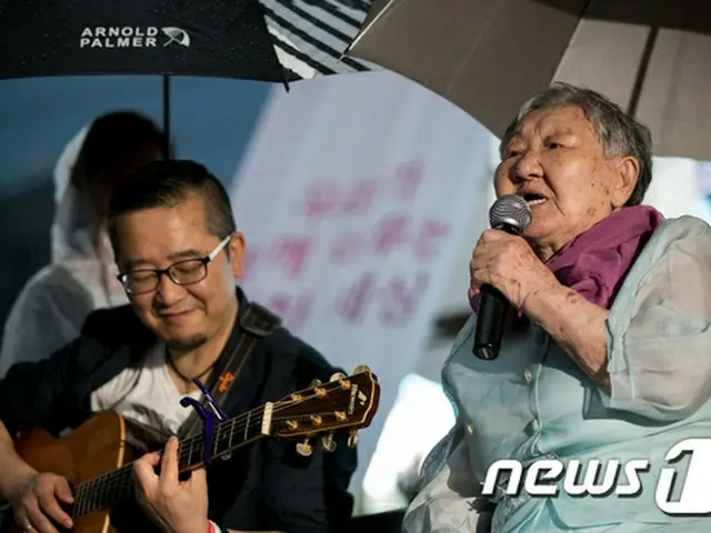 元従軍慰安婦キル・ウォンオク氏、念願の歌手デビュー…市民の前でアルバム曲を熱唱＝韓国