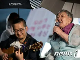 元従軍慰安婦キル・ウォンオク氏、念願の歌手デビュー…市民の前でアルバム曲を熱唱＝韓国