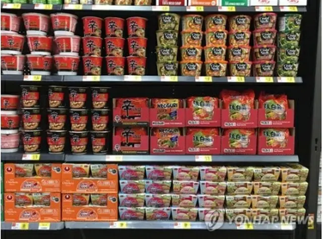 ウォルマートの売り場に並べられた辛ラーメンなど農心の製品（農心提供）＝（聯合ニュース）