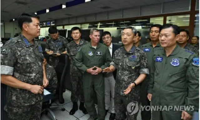 李旺根・空軍参謀総長（前列右から２人目）が空軍作戦司令部を訪れた（空軍提供）＝１６日、ソウル（聯合ニュース）