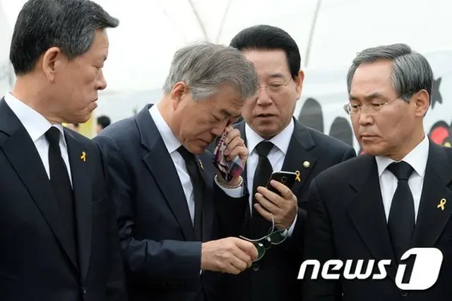 16日、就任後初めてセウォル号沈没事故（2014年に起きた韓国のフェリー転覆事故）の被害者遺族に会った韓国の文在寅（ムン・ジェイン）大統領は震える声を抑えられず、目頭を赤くした。