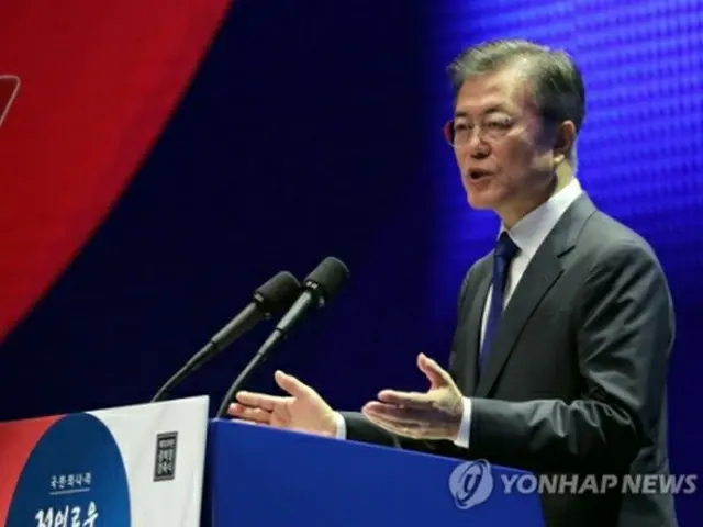 光復節の記念式典で演説する文大統領＝１５日、ソウル（聯合ニュース）