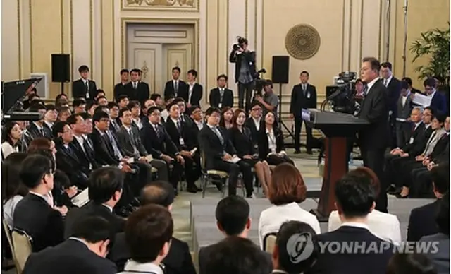 会見を行う文大統領＝１７日、ソウル（聯合ニュース）