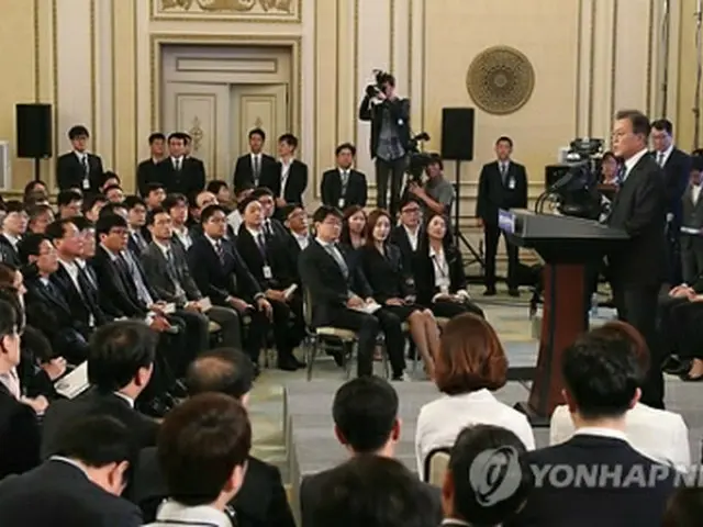 会見を行う文大統領＝１７日、ソウル（聯合ニュース）